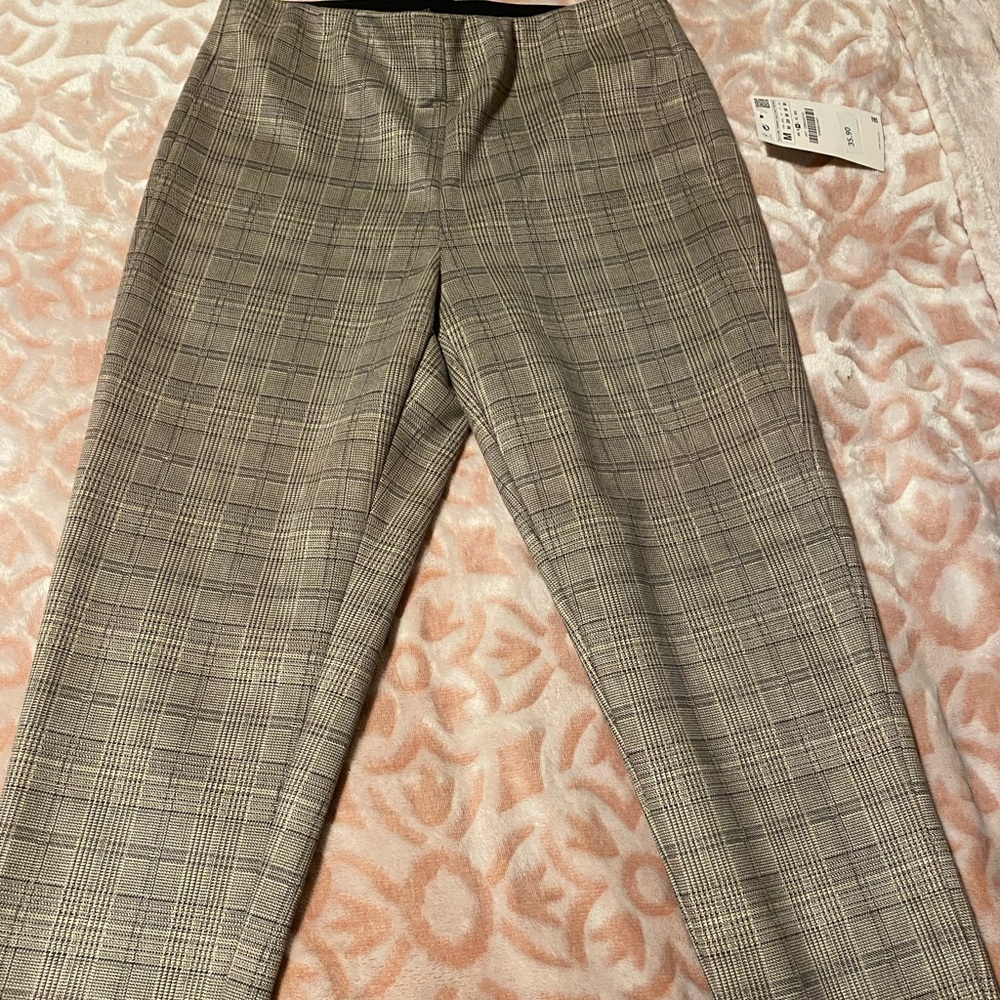 Zara plaid leggings with a flattering fit!